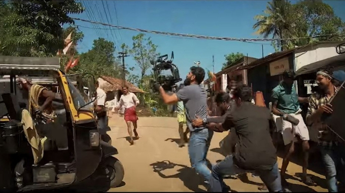  ഓട്ടമെന്ന് പറഞ്ഞാല്‍ ഇജ്ജാതി ഓട്ടം; പോത്തിനു പുറകെയുള്ള ക്യാമറമാന്‍ ഗിരീഷ് ഗംഗാധരന്റെ ഓട്ടം ഇങ്ങനെ;ജല്ലിക്കട്ട് സ്നീക്ക് പീക്ക് വീഡിയോ കാണാം