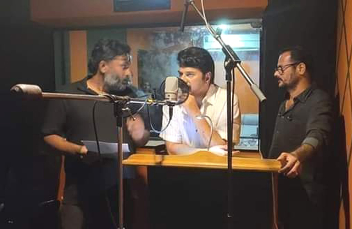 മമ്മൂക്കയെ തമിഴ് ഉച്ഛാരണം പഠിപ്പിച്ച് പേരന്‍പിന്റെ സംവിധായകന്‍ റാം ; ഡബ്ബിങ് ഇടവേളകളില്‍ ചൂളം അടിച്ച് കൂളായി മമ്മൂക്ക; സ്വന്തം ചിത്രമല്ലാതിരുന്നിട്ടും മാമാങ്കത്തിനായി സമയം ചെലവഴിച്ച റാമിന് നന്ദി പറഞ്ഞു കൊണ്ട് മമ്മൂട്ടി പങ്ക് വച്ച വീഡിയോ കാണാം
