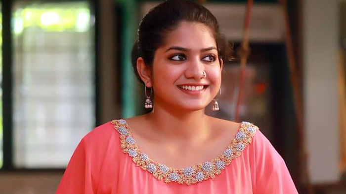 റിലേഷന്‍ഷിപ്പ് മുന്നോട്ട് കൊണ്ടുപോകാന്‍ കഴിയില്ല എന്ന് തുറന്ന് പറഞ്ഞപ്പോള്‍ ഇടി, തൊഴി ഒക്കെ കിട്ടി; ഒരിക്കല്‍ അഡ്ജസ്റ്റ്‌മെന്റിന് തയ്യാറായാല്‍ പിന്നെ എവിടെയാണ് എത്തുന്നതെന്ന് പറയാനാകില്ല;  വില കളഞ്ഞ് സിനിമയില്‍ അഭിനയിക്കാന്‍ താല്‍പര്യമില്ല; കാസ്റ്റിങ് കൗച്ചിനെക്കുറിച്ചും പ്രണയത്തെക്കുറിച്ചും മനസ് തുറന്ന് അനാര്‍ക്കലി മരയ്ക്കാര്‍