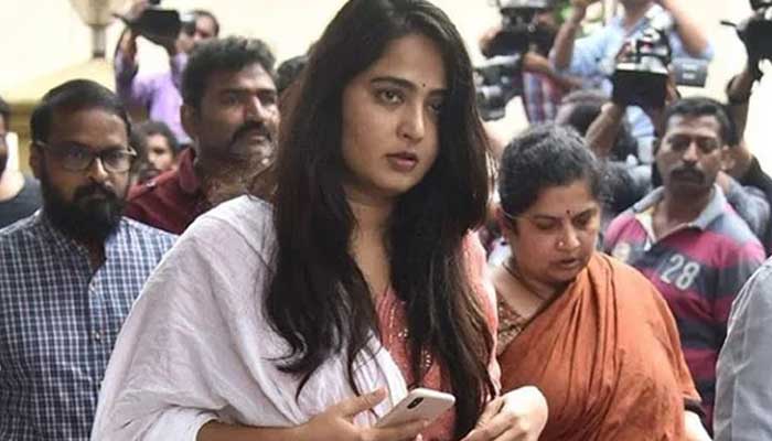തെലുങ്ക് ചിത്രത്തിന്റെ ഷൂട്ടിനിടെ അപകടം; നടി അനുഷ്‌ക ഷെട്ടിയുടെ കാലൊടിഞ്ഞു; ആഴ്‌ച്ചകൾ നീളുന്ന വിശ്രമം നിർദ്ദേശിച്ച് ഡോക്ടർമാർ; അപകടം സ്വാതന്ത്ര്യ സമര സേനാനി നരസിംഹ റെഡ്ഡിയുടെ കഥ പറയുന്ന ചിരഞ്ജീവി ചിത്രത്തിന്റെ ഷൂട്ടിനിടയിൽ