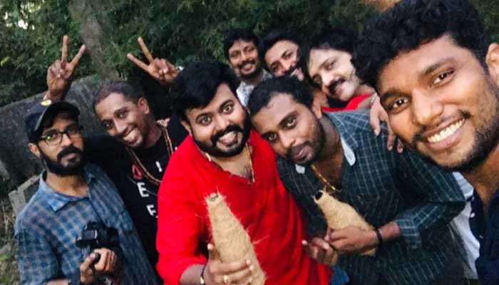 മദ്യപാന - പുകവലി രംഗങ്ങൾ പൂർണ്ണമായി ഒഴിവാക്കിയാൽ മാത്രമേ സിനിമകൾക്കും സീരിയലുകൾക്കും സെൻസർ ബോർഡ് പ്രദർശനാനുമതി നൽകാവൂ; നിയമസഭാ സമിതിയുടെ വിലക്കിനെതിരെ മാധ്യമപ്രവർത്തകരുടെ പ്രതീകാത്മക പ്രതിഷേധ ആൽബം