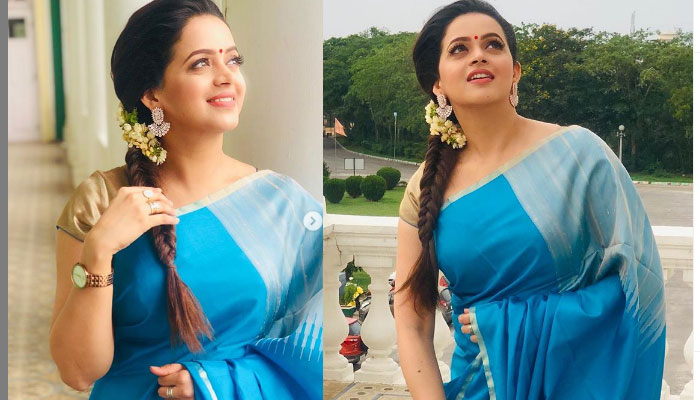 നീല സില്‍ക്ക് സാരിക്കൊപ്പം ഗോള്‍ഡന്‍ ഹാഫ് സ്ലീവ് ബ്ലൗസ്.. കൂട്ടിന് വാച്ചും കമ്മലും മാത്രം.. ഭാവനേ  നീയെത്ര സുന്ദരി