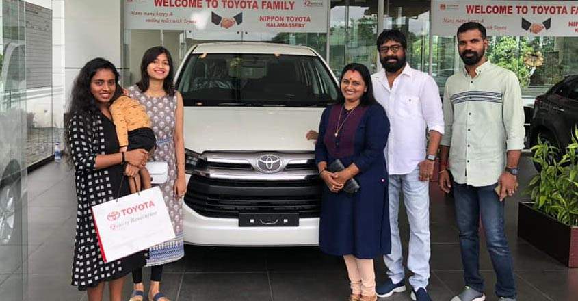 ഹരിശ്രീ അശോകന്റെ യാത്രകള്‍ ഇനി ഇന്നോവ ക്രിസ്റ്റയില്‍; ഭാര്യയ്ക്കും മക്കള്‍ക്കുമൊപ്പം എത്തി പുതിയ വാഹനം സ്വന്തമാക്കിയ ചിത്രം പങ്ക് വച്ച് നടന്‍; സ്വന്തമാക്കിയത് 22 ലക്ഷം വരെ വില വരുന്ന ഇന്നോവയുടെ പുതിയ പതിപ്പ്