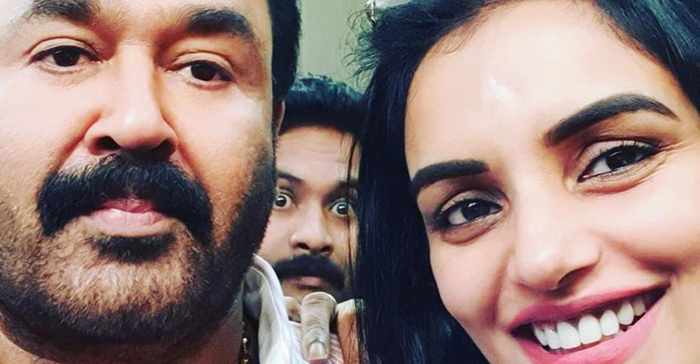 ഒരു സെല്‍ഫിയും വിടില്ല ഞാന്‍, അത് ഒരു ഇതിഹാസ താരത്തോടൊപ്പമാകുമ്പോള്‍ പ്രത്യേകിച്ചും;മോഹന്‍ലാല്‍- ശ്വേതാ മേനോന്‍ സെല്‍ഫിയിലേക്ക് വലിഞ്ഞുകയറി നില്ക്കുന്ന അജു വര്‍ഗീസ് ചിത്രം ഏറ്റെടുത്ത് ആരാധകര്‍