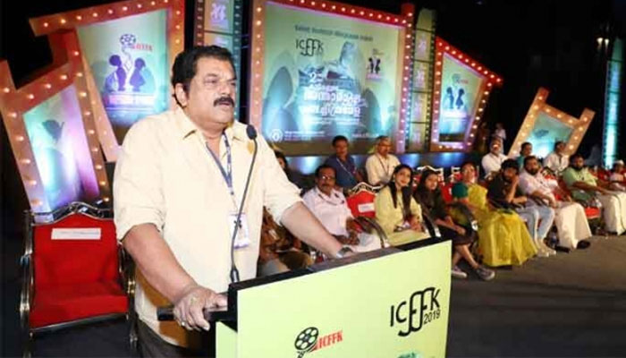 അവൻ പോക്കാന്നേ... 24 മണിക്കൂറും സിനിമാ തിയേറ്ററിലാ...അങ്ങനെ നമുക്ക് ഒരുപാട് കലാകാരന്മാരെ നഷ്ടപ്പെട്ടു; കലാകാരനായ ആരും മോശക്കാരാകില്ല; ബാലതാരമായി വന്ന കമൽഹാസൻ തന്നെ ഉദാഹരണം;  കുട്ടികളുടെ ചലച്ചിത്ര മേളയിൽ താരമായി മുകേഷ്;