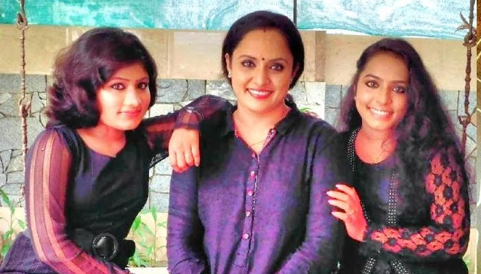   പിള്ളേരുടെ കാര്യത്തില്‍ ഞാന്‍ ബോള്‍ഡല്ല..! വെറെ ആരെങ്കിലുംആണെങ്കില്‍ അടികിട്ടിയെനെഎന്നവര്‍ പറയാറുണ്ട്..! മക്കളുടെ വിശേഷങ്ങള്‍ പ്രേക്ഷകരോട പങ്കുവച്ച്  നിഷ സാരംഗ്..!