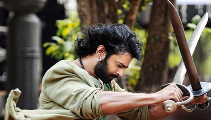 ബാഹുബലി ചിത്രത്തിലെ രണ്ട് വാളുകൾ കുറുകെ പിടിച്ചിരിക്കുന്ന ഫോട്ടോ ഇൻസ്റ്റാഗ്രാമിൽ ആദ്യമായി പോസ്റ്റ് ചെയ്ത് പ്രഭാസ്; മണിക്കൂറുകൾക്കുള്ളിൽ ലൈക്ക് ചെയ്തവരുടെ എണ്ണം രണ്ടു ലക്ഷം; ബാഹുബലി നായകന്റെ സോഷ്യൽ മീഡിയാ വിശേഷം ഇങ്ങനെ