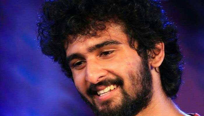  'ഒരു എനര്‍ജിയില്‍ നിന്നാണ് നമ്മൊളൊക്കെ ഉണ്ടായത്. നീയും ഞാനും കടലും പ്രകൃതിയും എല്ലാം ഒരു എനര്‍ജിയില്‍ നിന്ന് ഉണ്ടായതാണെന്ന് ചിന്തിച്ചു നോക്കണം; കഞ്ചാവാണോ എന്ന് വിമര്‍ശിച്ച ആരാധകന് നീലച്ചടയനാണെന്ന് മറുപടി നല്‍കി ഷെയിന്‍ നിഗം 